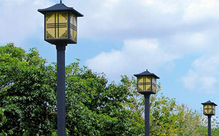 太阳能木垒庭院灯怎么选亮度与续航更耐用